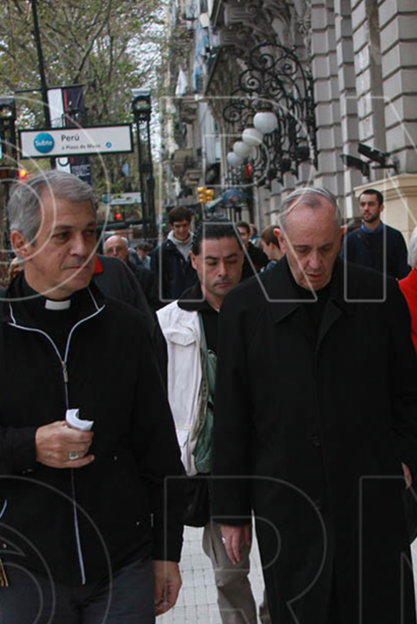 bergoglio en subte estacion peru
