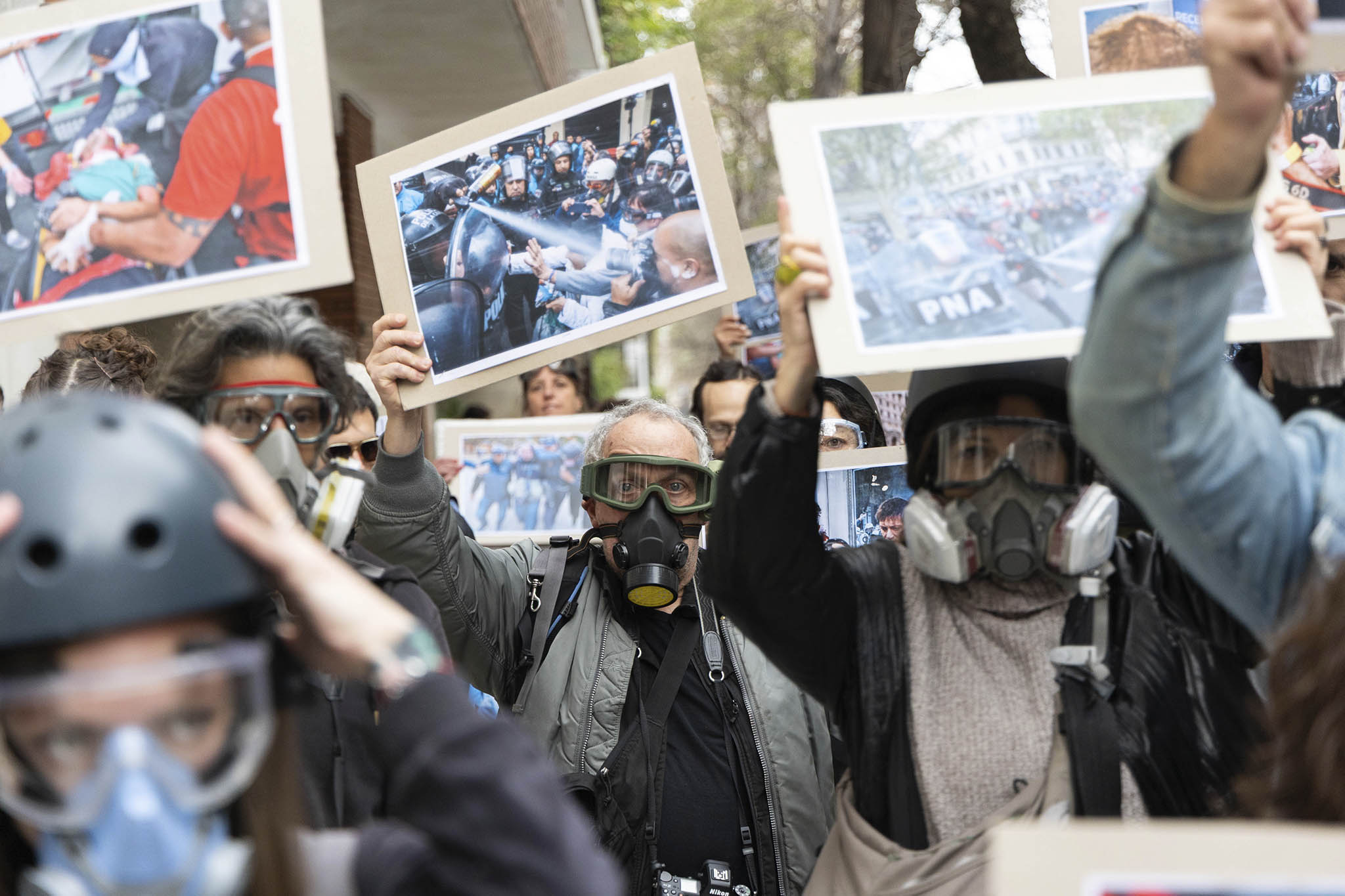 aRGra_Min_Seguridad-04 copia Una mujer se suma a la protesta desde su ventana.