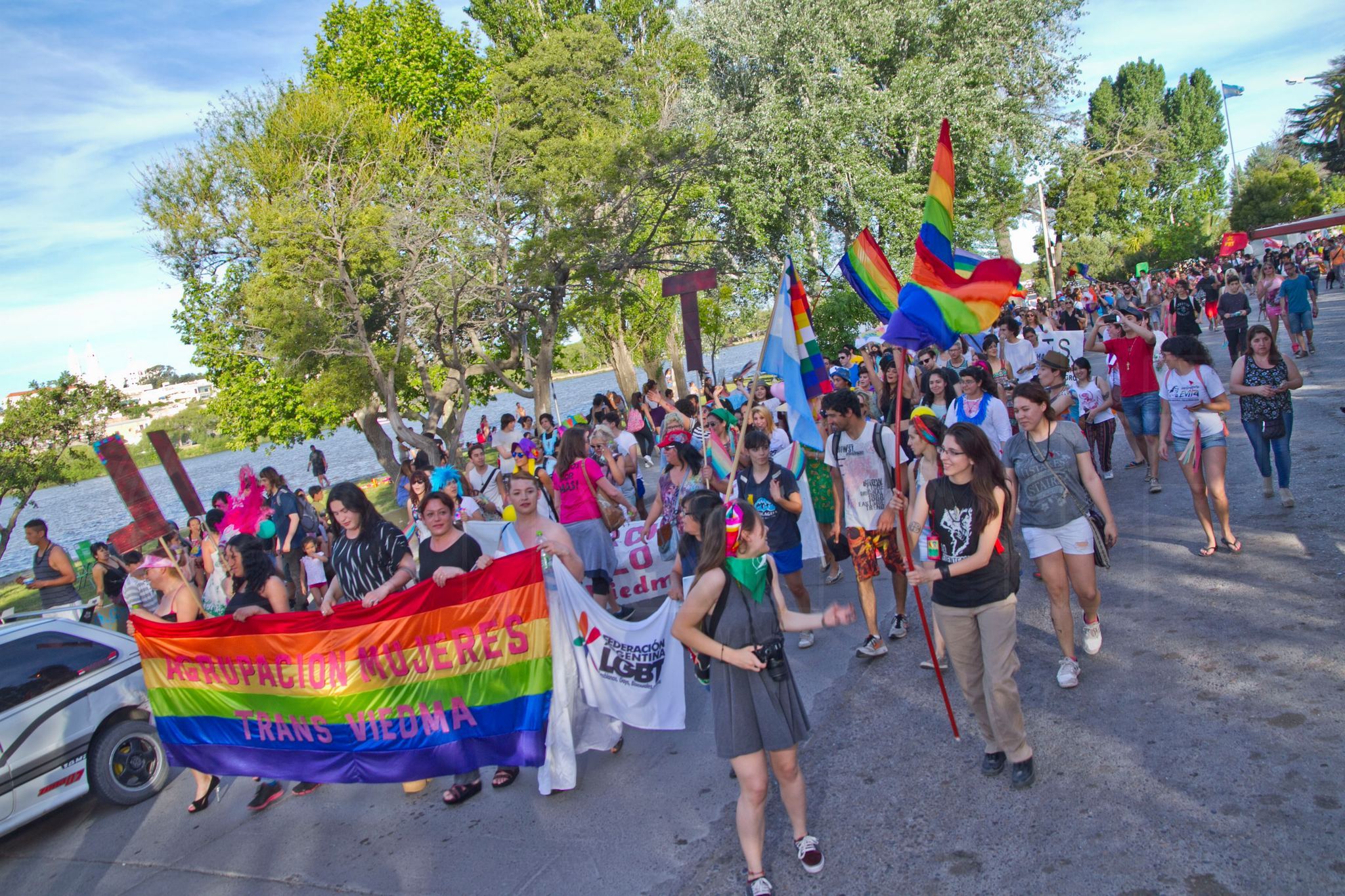 PRIMERA MARCHA DEL ORGULLO 16 Una mujer se suma a la protesta desde su ventana.