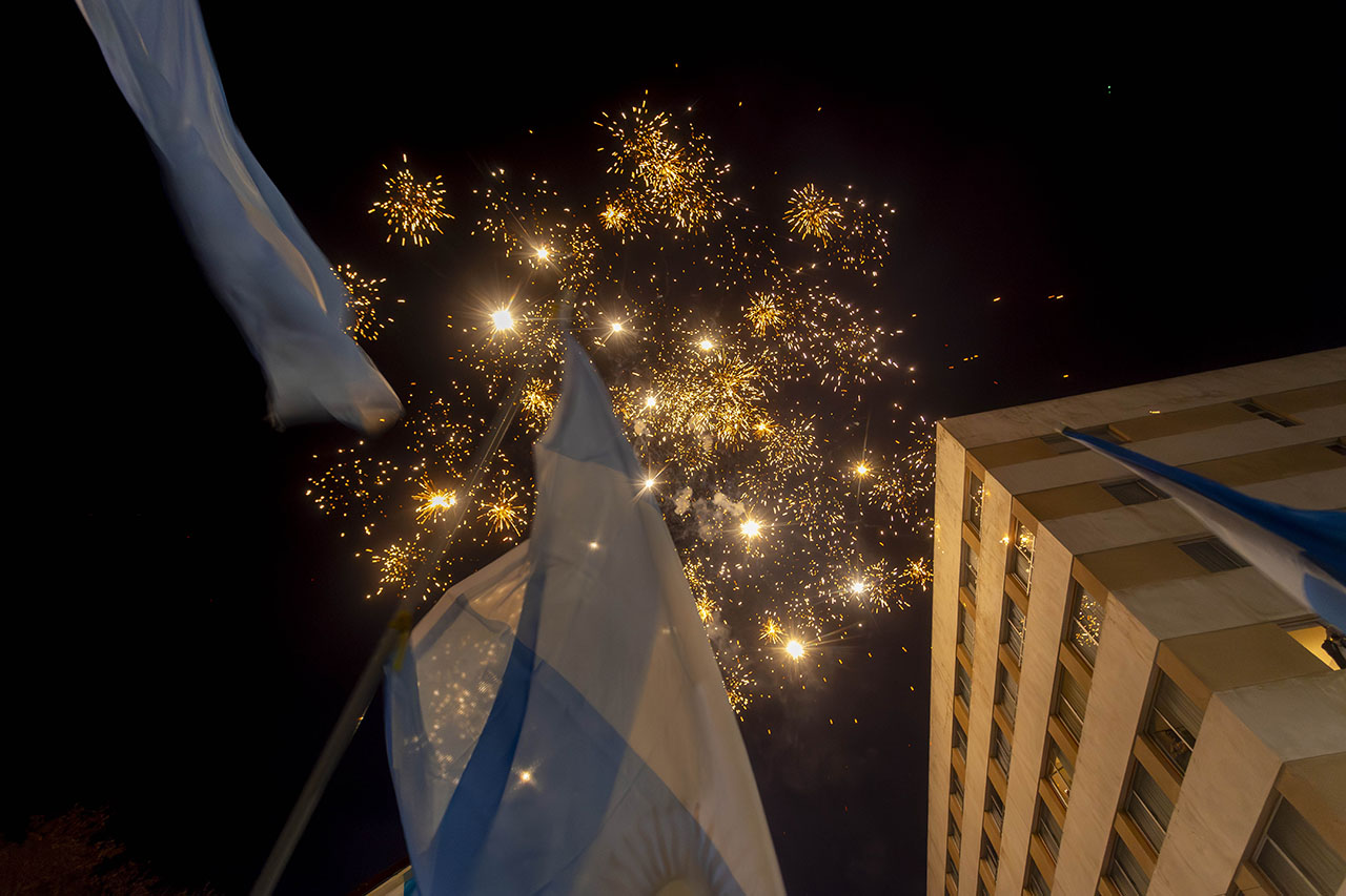 argentina vs inglaterra copia Una mujer se suma a la protesta desde su ventana.